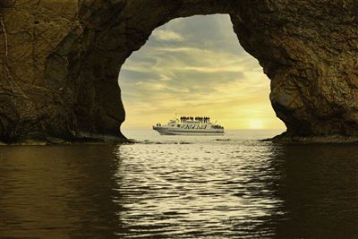 Ausflugsschiff vor dem Rocher Percé